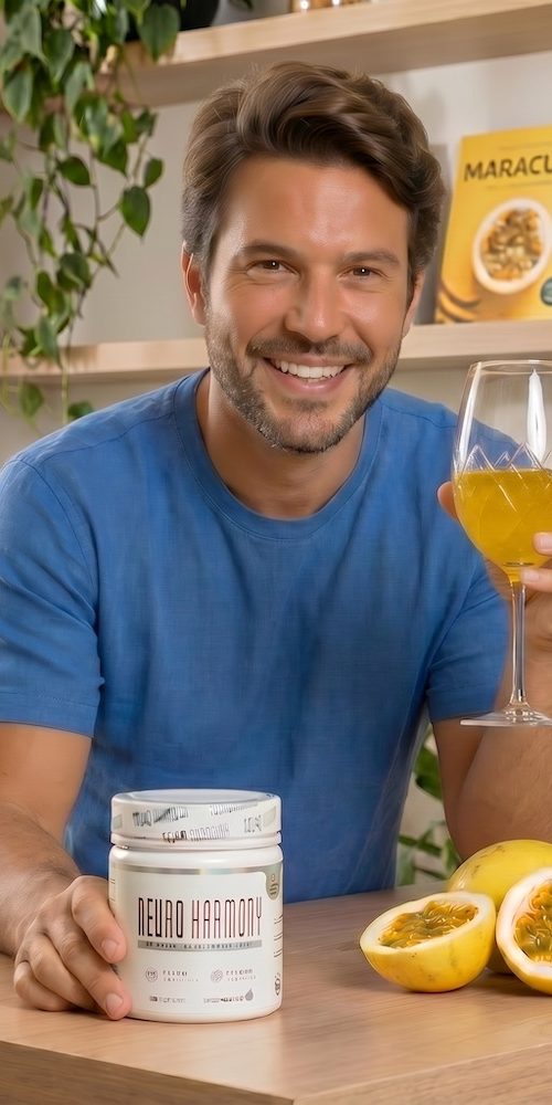 Firefly_agora faça o modelo sorrindo e com taça afastada do rosto mais para o lado direito 452113